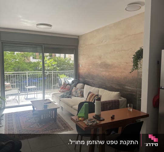 סלון עם ספה, שולחן וכיסאות, טפט על הקיר